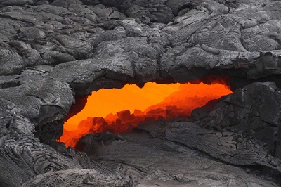 How Does a Pahoehoe Lava Flow Form and Transition?